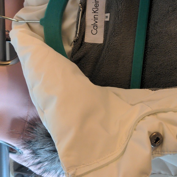 CALVIN KLEIN NWOT White Puffer Coat with Faux Fur Lining in Medium - Picture 6 of 14